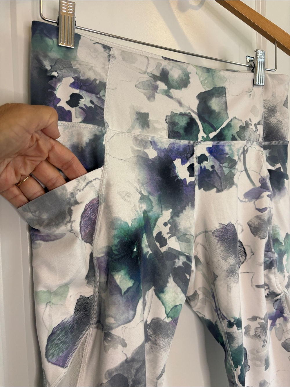 Athleta Mudra Floral Watercolor 7/8 Tight Leggings Size Medium - Picture 5 of 12